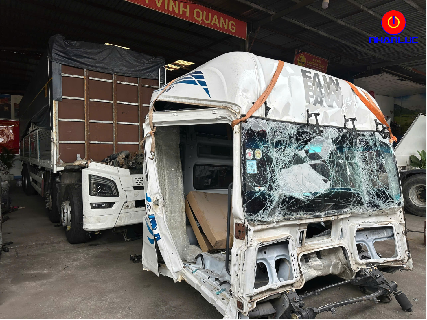 TRẠM DỊCH VỤ FAW 4S NHÂN LỰC TIẾP NHẬN SỬA CHỮA XE TẢI FAW GẶP SỰ CỐ VA CHẠM