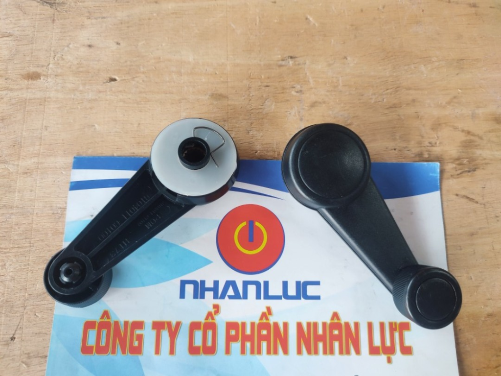 Tay quay kính cửa xe dongfeng Cummins B190