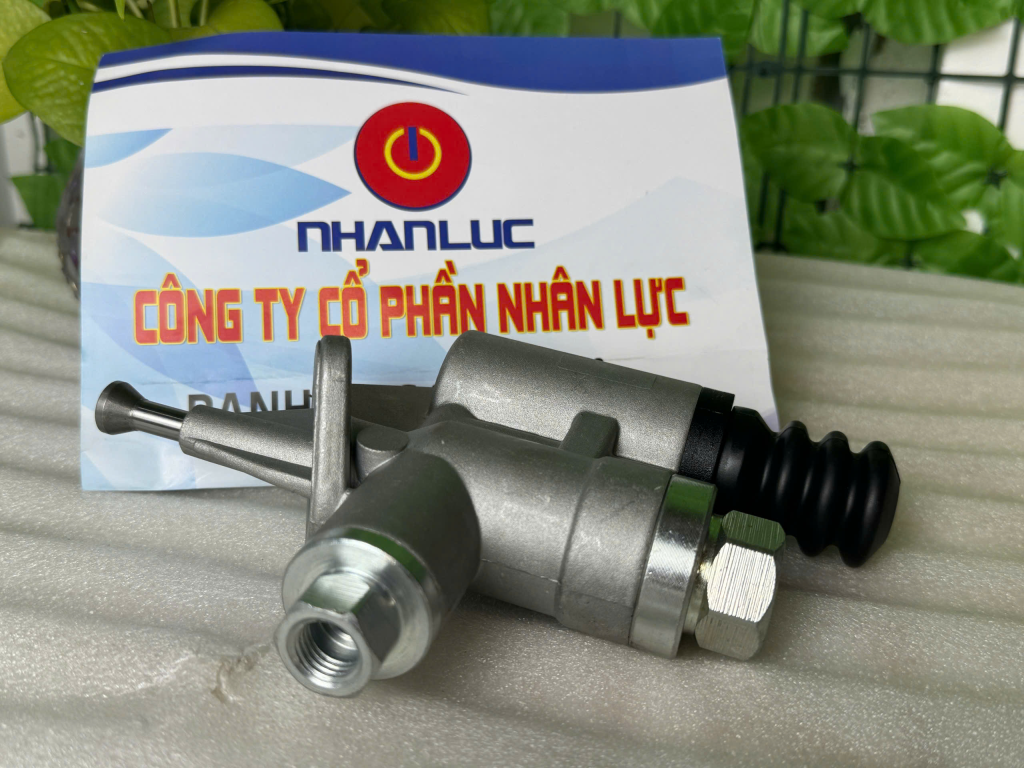 Bơm tay xe Dongfeng cummins L375